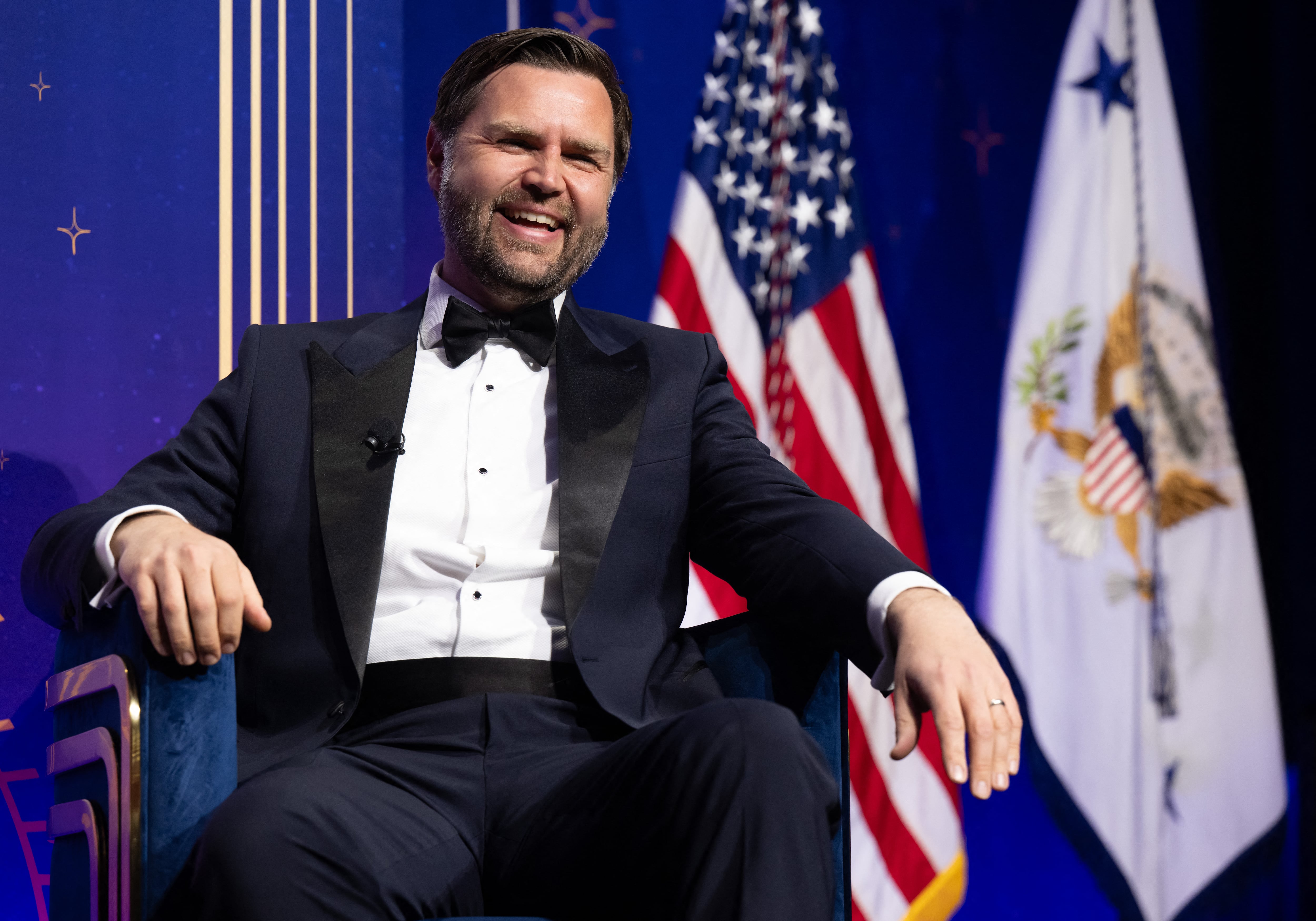 J.D. Vance contra el rey de la moda masculina: el vicepresidente amenaza con deportar al hombre que se burlaba de sus pantalones