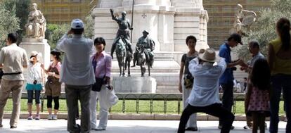 Turistas extranjeros se fotograf&iacute;an en la plaza de Espa&ntilde;a en una imagen del verano de 2013.