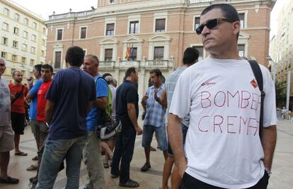 Bomberos de Castellón protestan ante la sede la Diputación provincial.