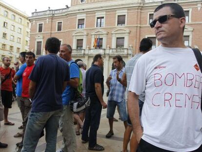 Bomberos de Castellón protestan ante la sede la Diputación provincial.