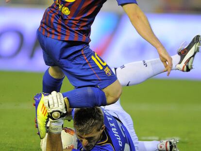Guaita se anticipa a Messi.