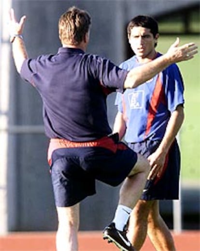 Van Gaal hace un gesto ante Riquelme durante un entrenamiento.