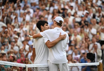 Carlos Alcaraz y Jannik Sinner se saludan tras su último encuentro, la final de Wimbledon de este año.