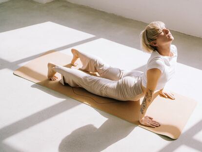 Los accesorios se pueden transportar fácilmente, para disfrutar de una sesión de yoga en cualquier lugar. GETTY IMAGES.