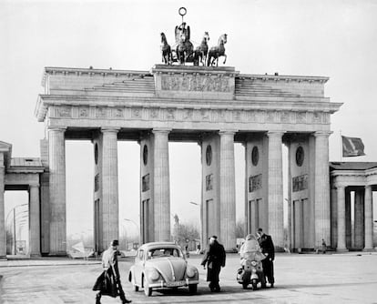 La puerta de Brandenburgo, en el centro de Berlín -en 1955 en la imagen-, ha sido uno de los grandes símbolos de la división entre la República Federal y la República Democrática de Alemania. El muro de Berlín se extendió a un lado y a otro de esta construcción durante casi 30 años separando a la sociedad alemana y al mundo soviético del capitalista.