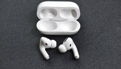 AirPods de Apple con fndo gris