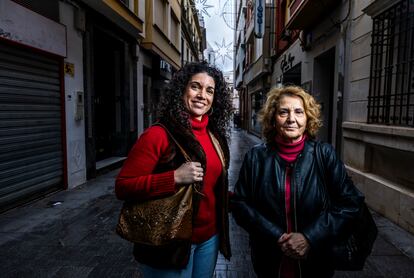 Alicia Gálvez y su suegra, Antonia Herrera, dos andujareñas que continúan usando aceite de oliva a pesar del precio. 