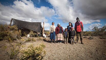 Mapuches de Vuelta del Río em frente a guarita.