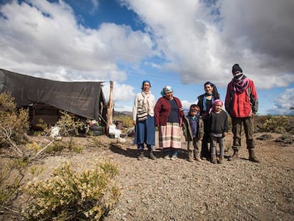 Mapuches de Vuelta del Río em frente a guarita.