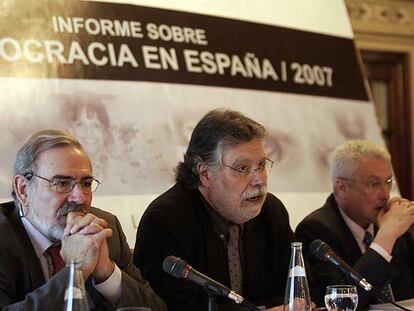 De izquierda a derecha, Juan Manuel Eguiagaray, Joaquín Estefanía y Juan Ojeda.