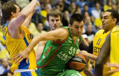 Bjelica trata de entrar a canasta ante la defensa israelí.