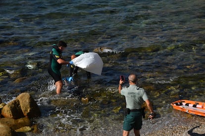 El cadáver hallado este miércoles en la playa del Desnarigado, en Ceuta. 