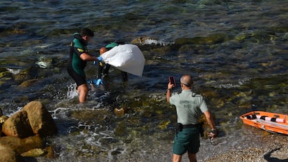 El cadáver hallado este miércoles en la playa del Desnarigado, en Ceuta.