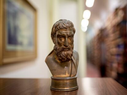 Un busto del filósofo griego Epicuro en la Biblioteca Nacional de Nápoles, el 27 de junio de 2019.
