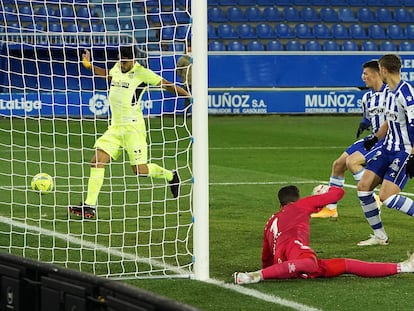 Luis Suárez se dispone a marcar el gol del triunfo del Atlético ante el Alavés en Mendizorroza tras un centro de João Félix en el último minuto. / César Manso (AFP)
