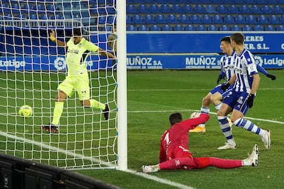 Luis Suárez se dispone a marcar el gol del triunfo del Atlético ante el Alavés en Mendizorroza tras un centro de João Félix en el último minuto. / César Manso (AFP)