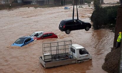 Coches arrastrados por el agua en Sagunto. El cambio climático aumenta los fenómenos extremos, según los expertos.