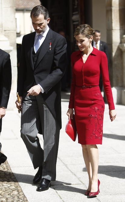 El modelo lucido por la reina en 2015 ha sido uno de los más alabados de sus apariciones en los premios Cervantes. Para la ocasión llevó un vestido con manga larga y cuello camisero en rojo con pequeños botones en el pecho y un ligero bordado floral en la falda. De nuevo, de Felipe Varela.