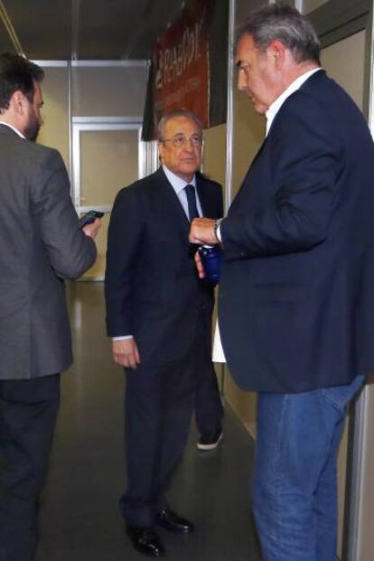 Florentino Pérez, junto a José Ángel Sánchez y Juan Carlos Sánchez, en la puerta de los vestuarios tras la final