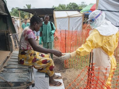 Membres de Metges sense Fronteres ajuden una malalta d'ebola a Guinea.