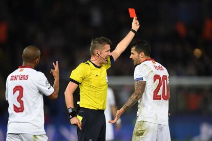 El árbitro del encuentro, Daniele Orsato, muestra la tarjeta roja a Samir Nasri del Sevilla.