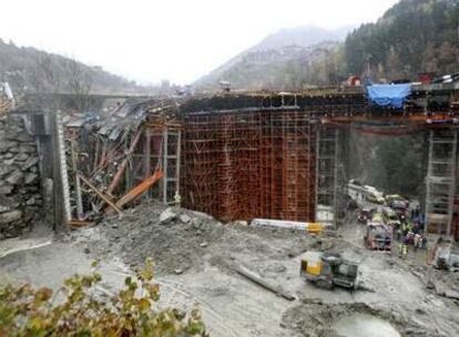 Estado en que ha quedado el puente de acceso al túnel dels Dos Valires, en construcción, tras hundirse una parte de la estructura de la obra.