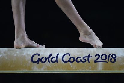 Georgia-Mae Fenton, de Inglaterra, compite en la final de la categoría individual de barra de equilibrio durante los Juegos de la Commonwealth, en Gold Coast (Australia), el 6 de abril de 2018.