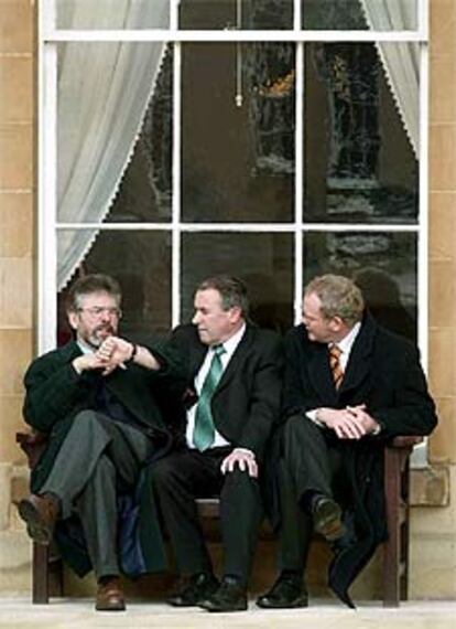 Adams, McLoughlin y McGuinness, ayer en el castillo de Hillsborough.