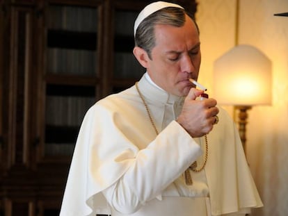 Jude Law no papel do Papa Pio XIII