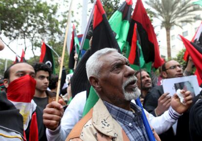 Cientos de libios y egipcios se manifiestan a las puertas de la sede donde se ha celebrado hoy una reunión de la Liga Árabe, en El Cairo.