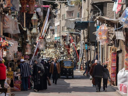 La gente camina en una calle en el distrito del Viejo Cairo, el domingo 19 de febrero de 2023.