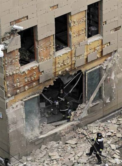 Aspecto de la fachada de los juzgados, donde la bomba ha abierto un boquete de tres metros