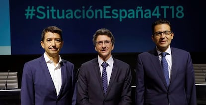Los economistas del BBVA Research Rafael Doménech (i), Jorge Sicilia (c) y Miguel Cardoso, durante la presentación del informe 'Situación España', este martes.