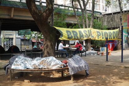 Pancarta “Brasil ha empeorado” en la plaza Marechal Deodoro, en el centro de São Paulo.