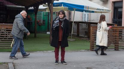 Gleb Pushev (centro), dibujante y artista ruso, en una calle de Belgrado el 13 de enero.