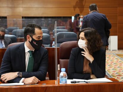 La presidenta de la Comunidad de Madrid, Isabel Díaz Ayuso (d), y el vicepresidente, Ignacio Aguado (i), durante una sesión plenaria en la Asamblea de Madrid (España).