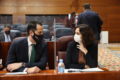 La presidenta de la Comunidad de Madrid, Isabel Díaz Ayuso (d), y el vicepresidente, Ignacio Aguado (i), durante una sesión plenaria en la Asamblea de Madrid (España).
