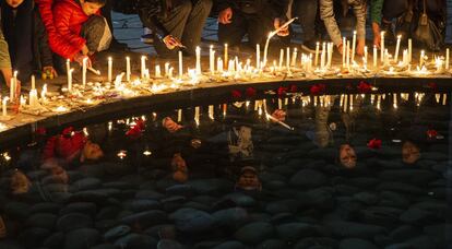 Un grupo de personas encienden velas en el Estadio Nacional durante una vigilia que conmemora el aniversario del golpe militar de 1973 que derrocó al fallecido presidente Salvador Allende, en Santiago (Chile). El estadio fue utilizado como centro de detención a principios de años de la dictadura.