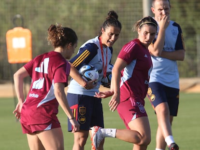 Tomé da instrucciones a sus jugadoras durante un entrenamiento.