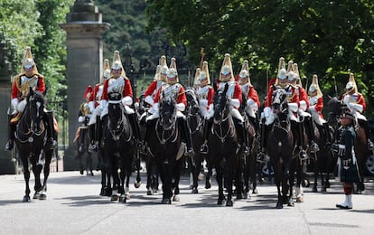 Miembros de la guardia real de caballería Household Cavalry durante la procesión por las calles de Edimburgo. 