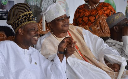 Oba Sikiru Kayode Adetona (a destra) con il governatore dello Stato di Ogun, Ibikunle Amosun, nel 2017 durante l'Ojude Oba Festival in Nigeria.
