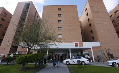 Fachada del hospital Príncipe de Asturias en Alcalá de Henares (Madrid).