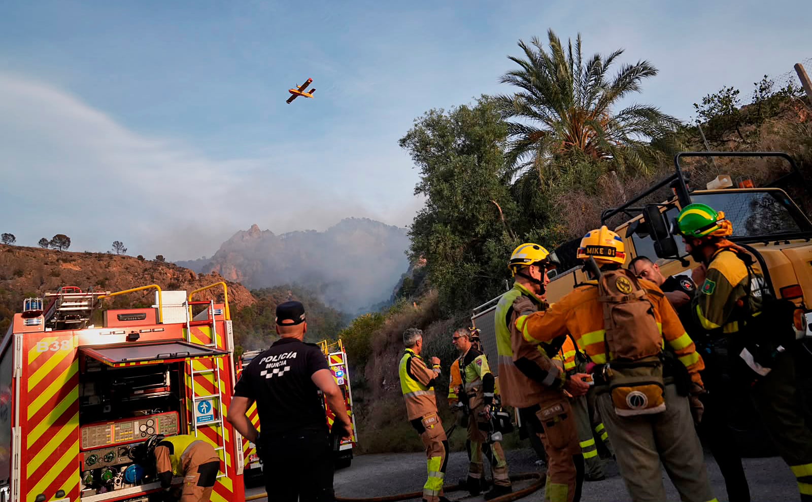 El centenar de vecinos desalojados por el incendio en un municipio de Murcia regresa a sus casas