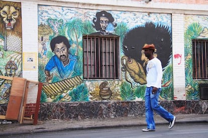 Paredes llenas de grafitis en Dakar, la capital de Senegal.