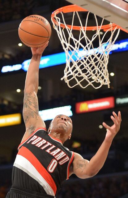 Damian Lillard, de los Blazers, hace un mate ante los Lakers.