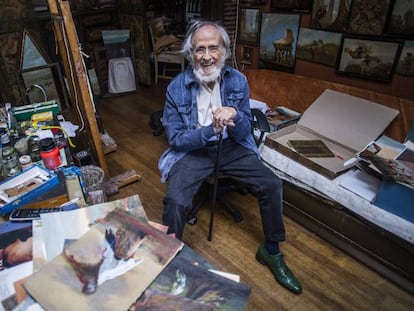 El pintor y poeta Ginés Liébana, retratado en su casa de Madrid en 2019.