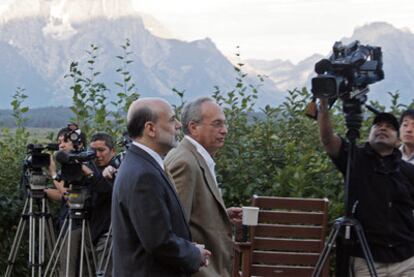 Ben Bernanke (izquierda) junto al gobernador de la Reserva Federal de Dallas, Donald L. Kohn, con las Montañas Rocosas al fondo, al inicio del encuentro ayer en Jackson Hole (EE UU).