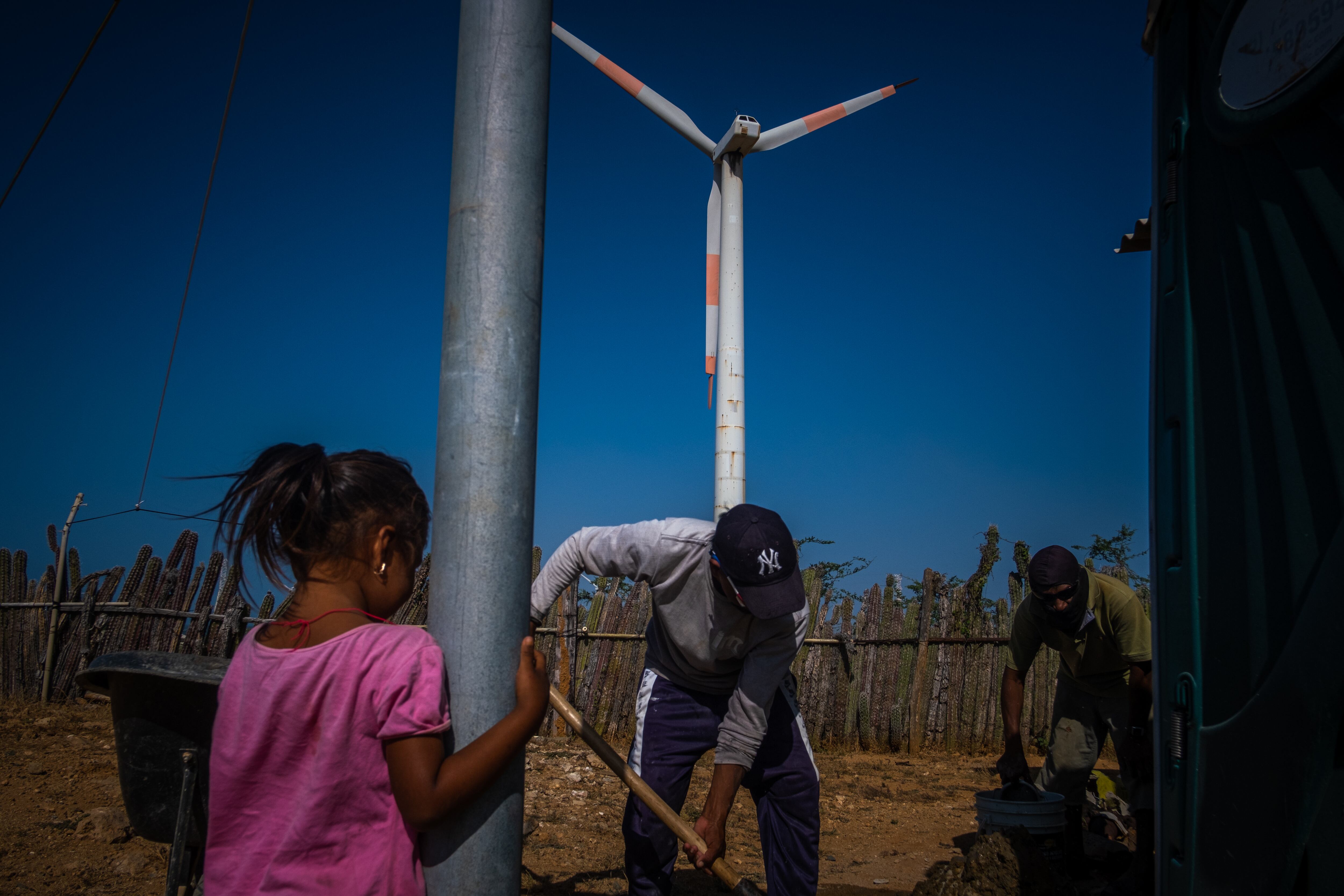 Indígenas sobretodo de la etnia Wayúu cerca  del parque eólico Jepírachi en La Guajira (Colombia).