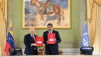 Karim Khan e Nicolás Maduro assinam acordo de colaboração em Caracas, na quarta-feira.