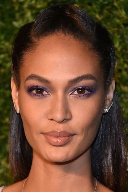 Joan Smalls apuesta por una discreta opción de formas geométricas.